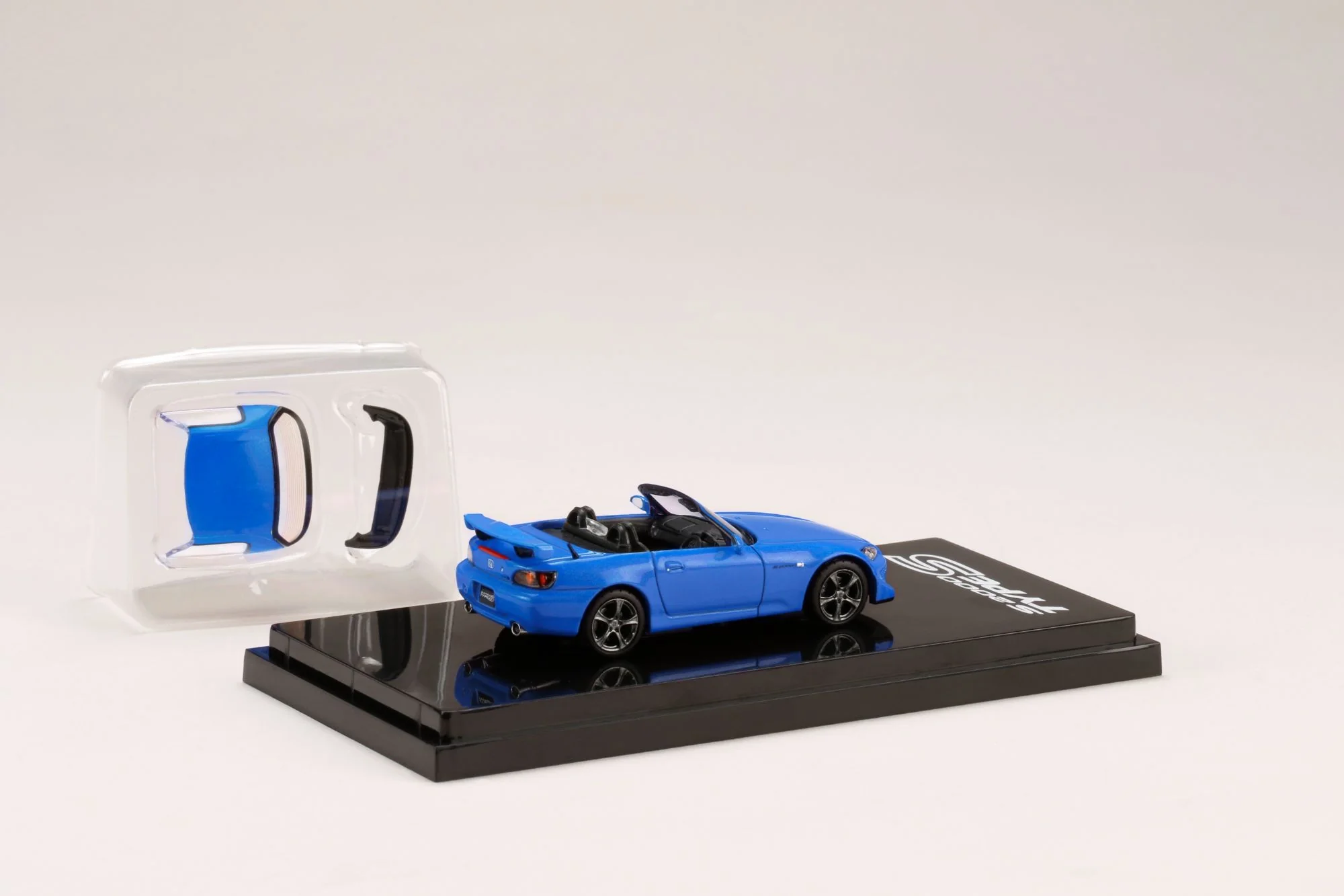 Hobby Japan 1:64 Honda S2000 (AP2) Apex Blue Pearl with Removable Hardtop - Image 2