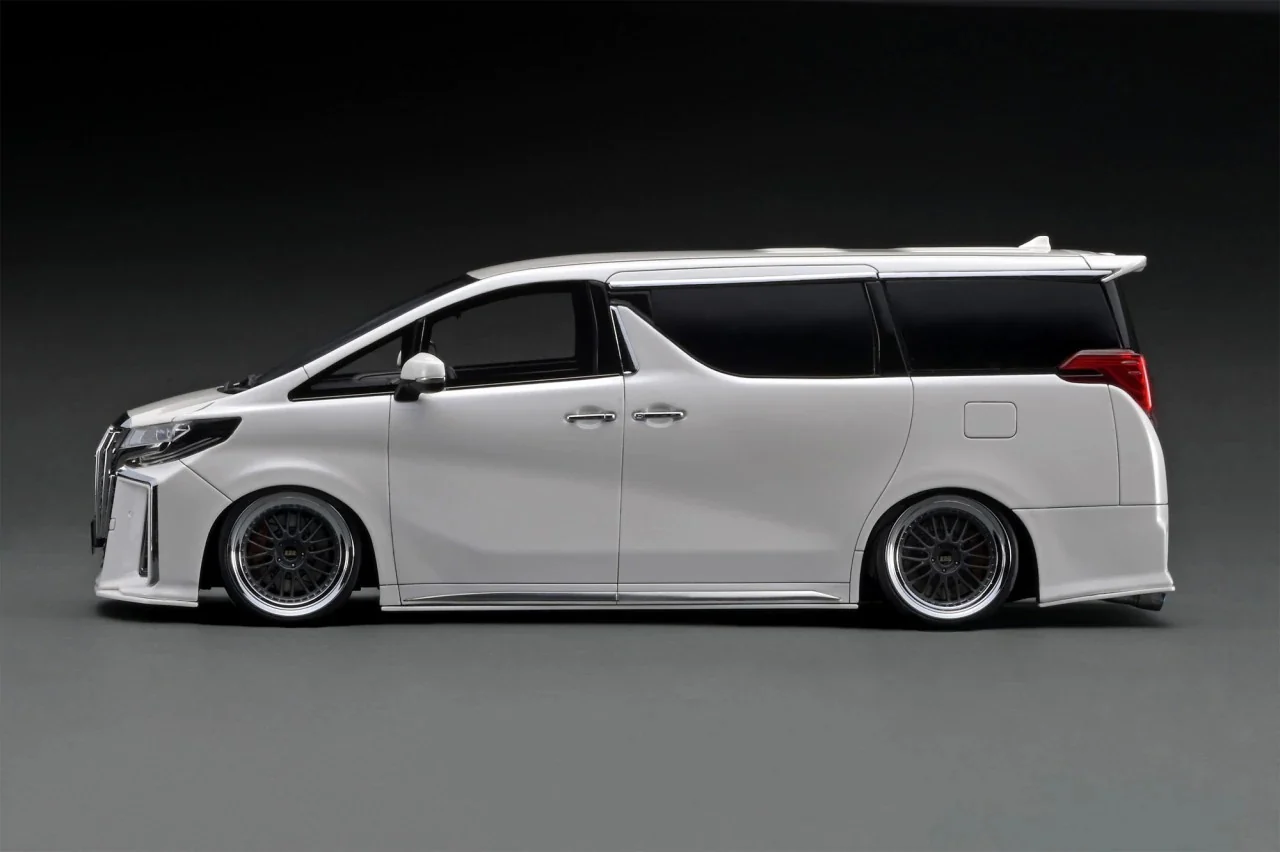 Ignition Model 1:18 Toyota Alphard (H30W) Executive Lounge S in Pearl White - Image 2