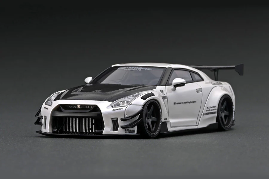 Ignition Model 1:43 Nissan GT-R (R35) LB-WORKS Type 2 in White with Ms. Chisaki Kato Figure - Image 2