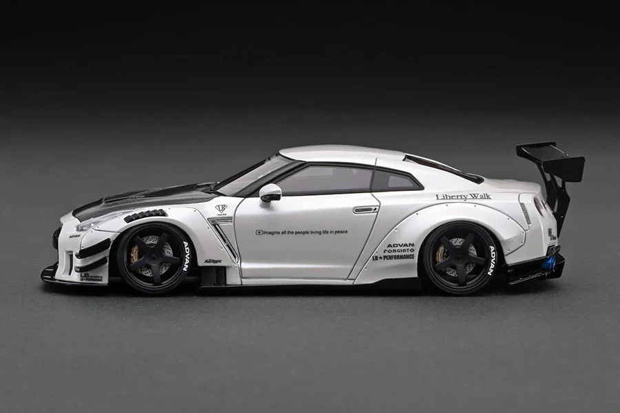 Ignition Model 1:43 Nissan GT-R (R35) LB-WORKS Type 2 in White with Ms. Chisaki Kato Figure - Image 3