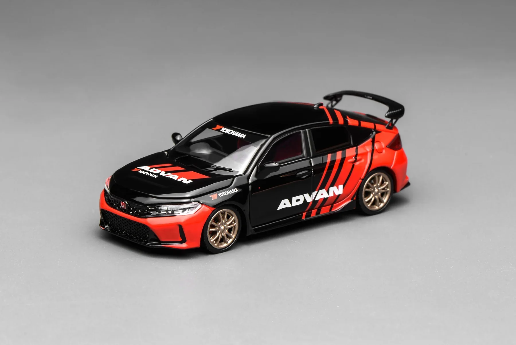 MotorHelix 1:64 Honda Civic Type R (FL5) Advan Livery - Image 4