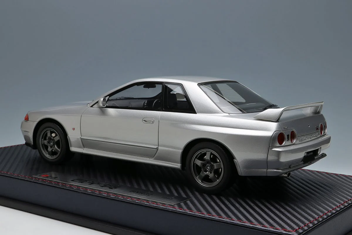 Nissan Skyline GT-R (BNR32) Spark Silver Metallic with Acrylic Case - Image 2