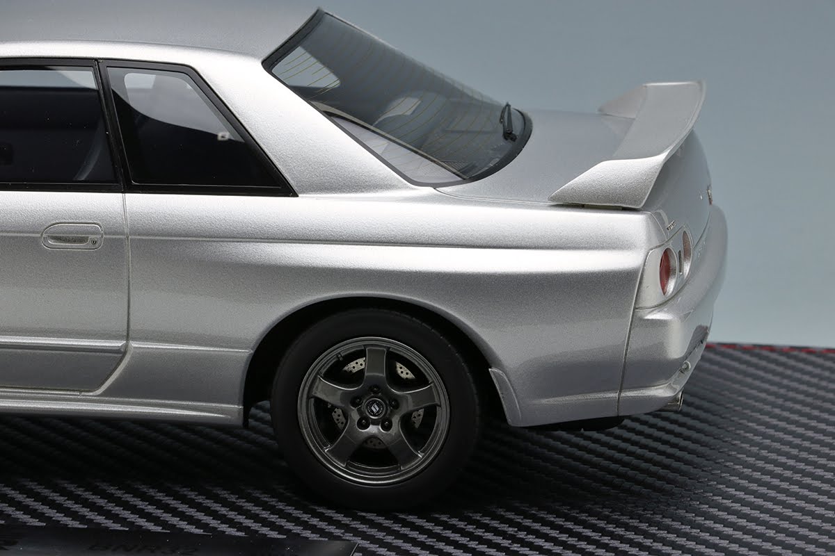 Nissan Skyline GT-R (BNR32) Spark Silver Metallic with Acrylic Case - Image 4