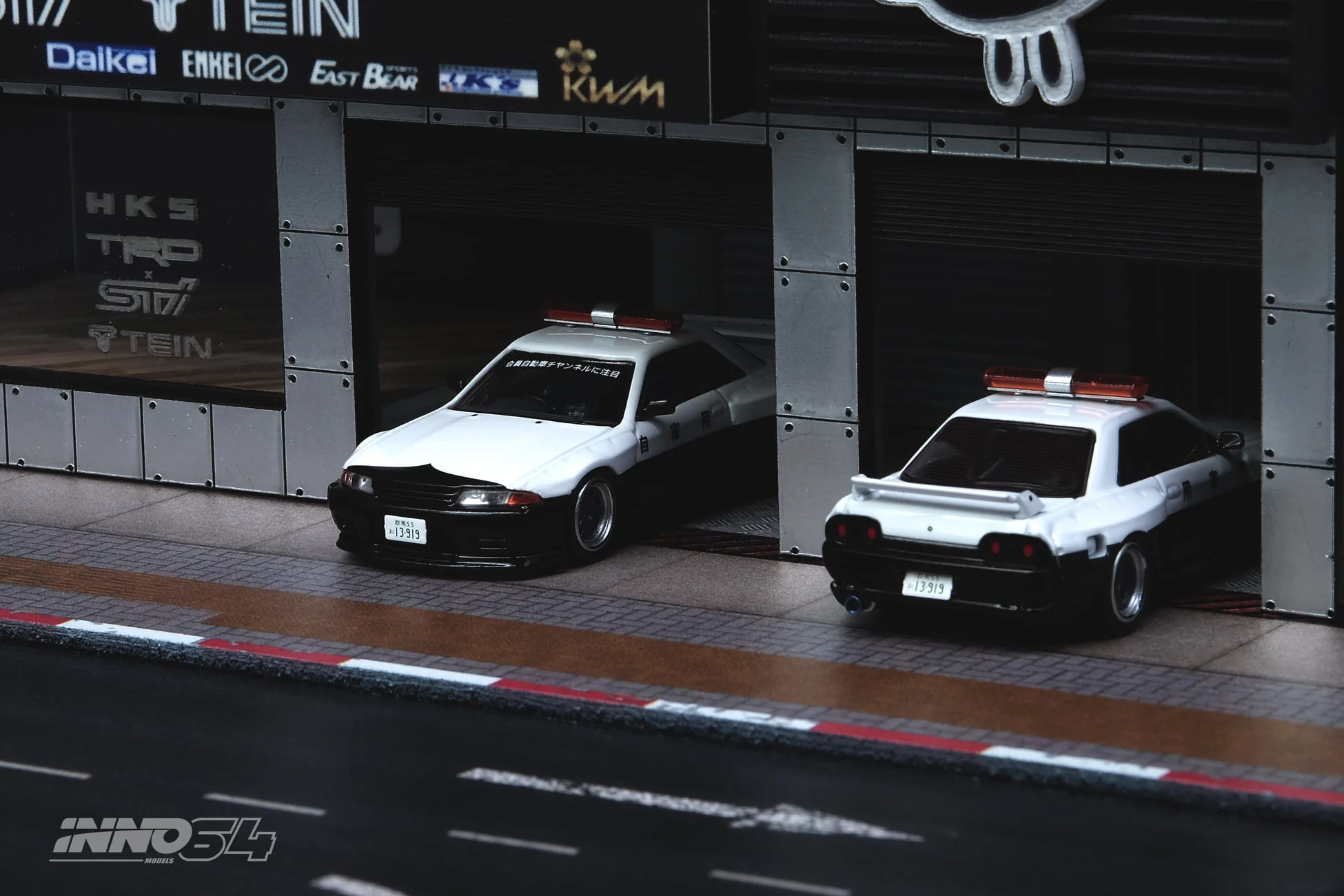INNO Models 1:64 Nissan Skyline GT-R R32 Pandem Police Car - Image 3