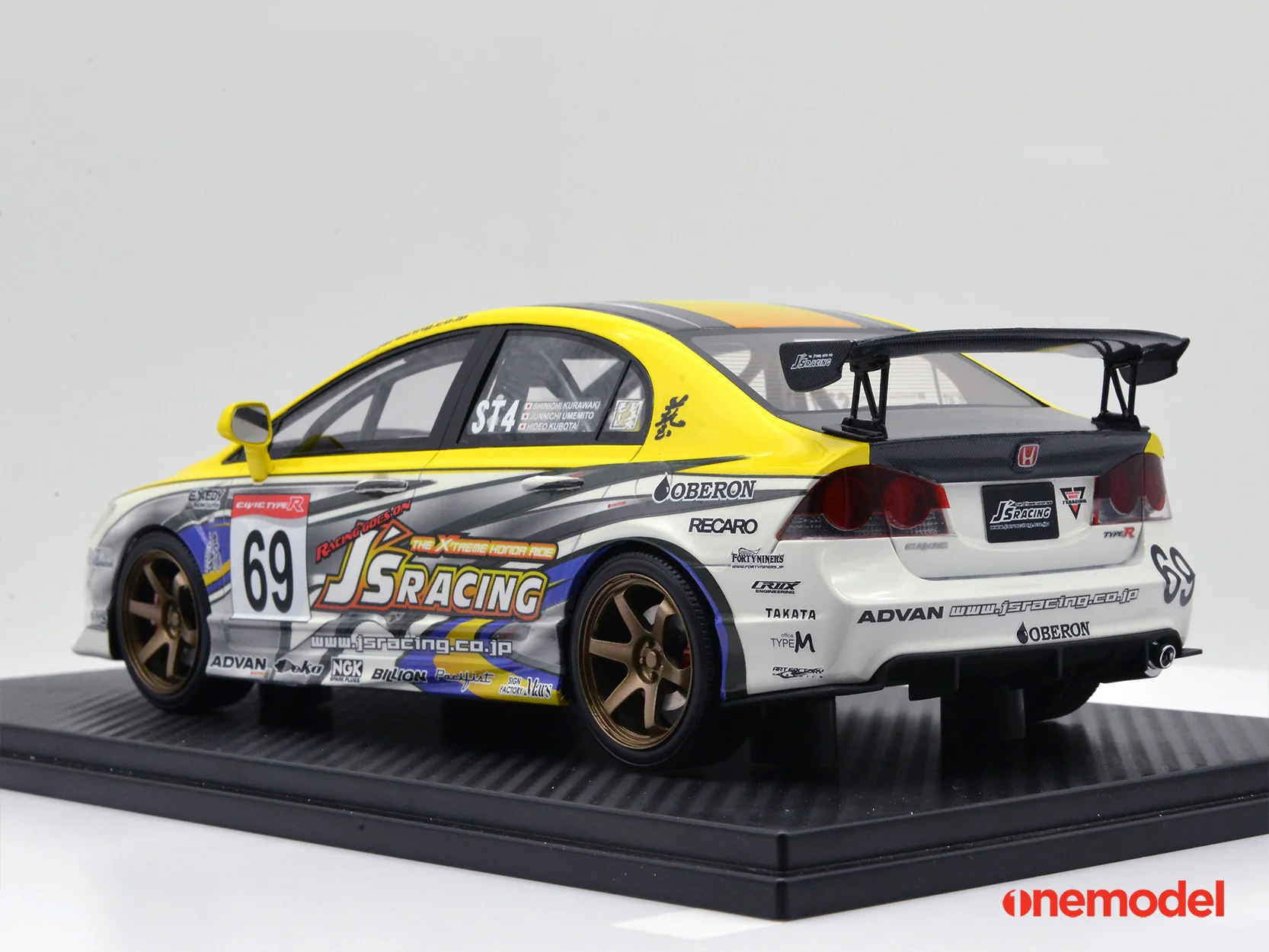 One Model 1:18 Honda Civic Type-R FD2 J's Racing Version - Image 3
