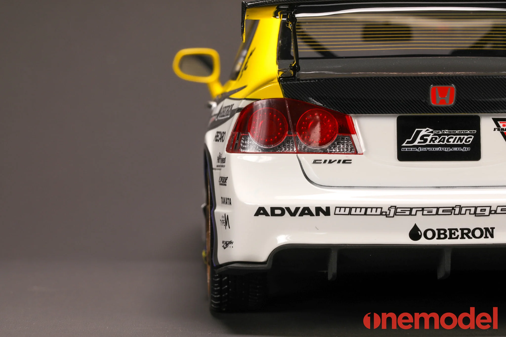 One Model 1:18 Honda Civic Type-R FD2 J's Racing Version - Image 6