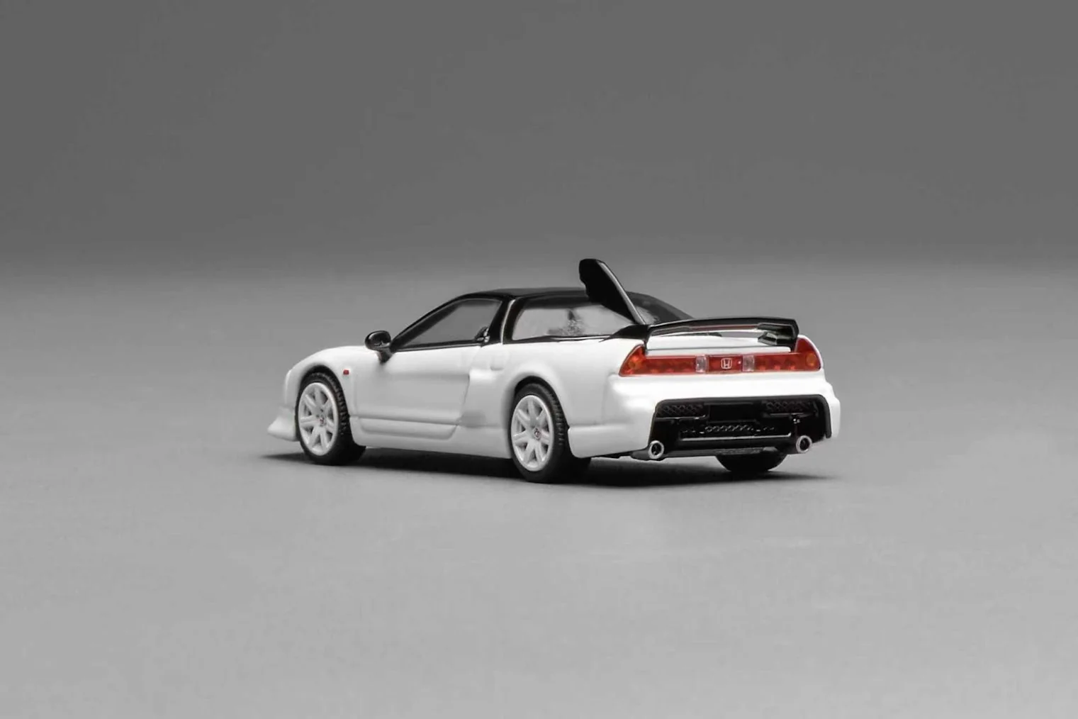 MotorHelix 1:64 Honda NSX-R GT in White - Image 5