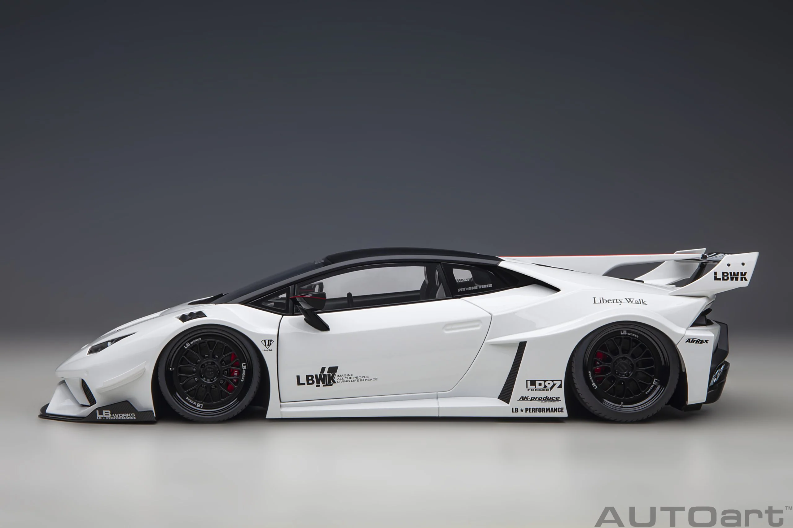 AUTOart 1:18 Lamborghini Huracan GT LBWK Silhouette Works in White - Image 3