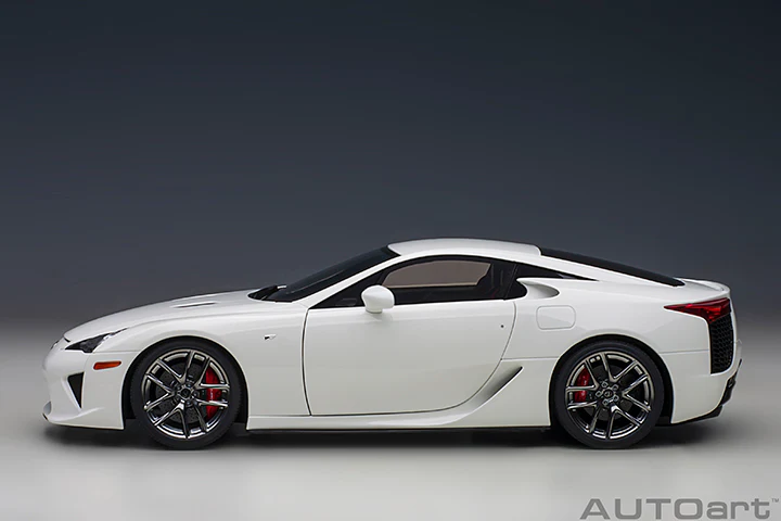 AUTOart 1:18 Lexus LFA in Whitest White - Image 2