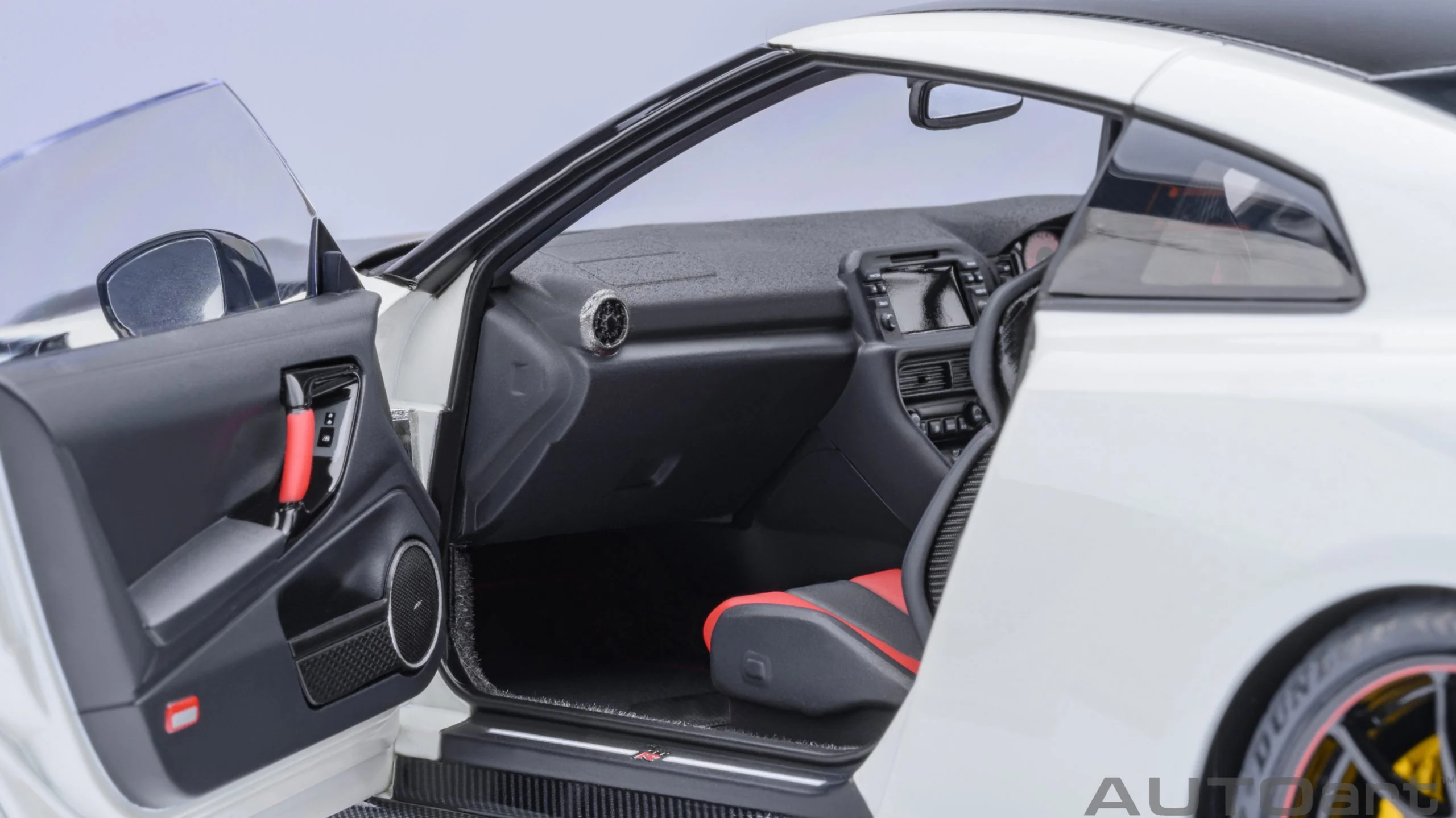 AUTOart 1:18 Nissan GT-R (R35) NISMO 2022 Special Edition in Brilliant White Pearl - Image 4