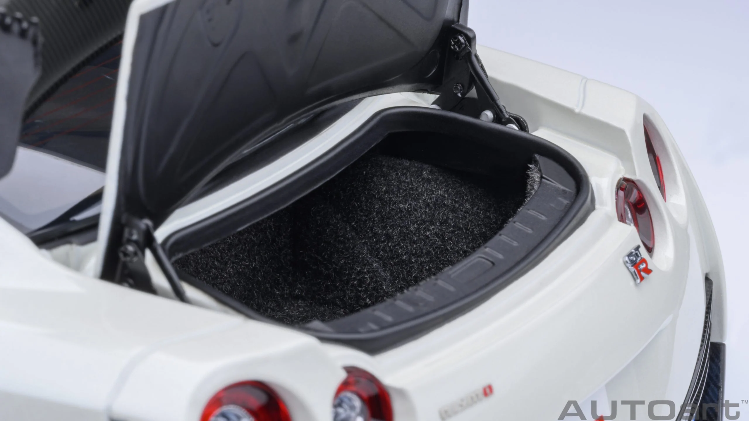 AUTOart 1:18 Nissan GT-R (R35) NISMO 2022 Special Edition in Brilliant White Pearl - Image 7