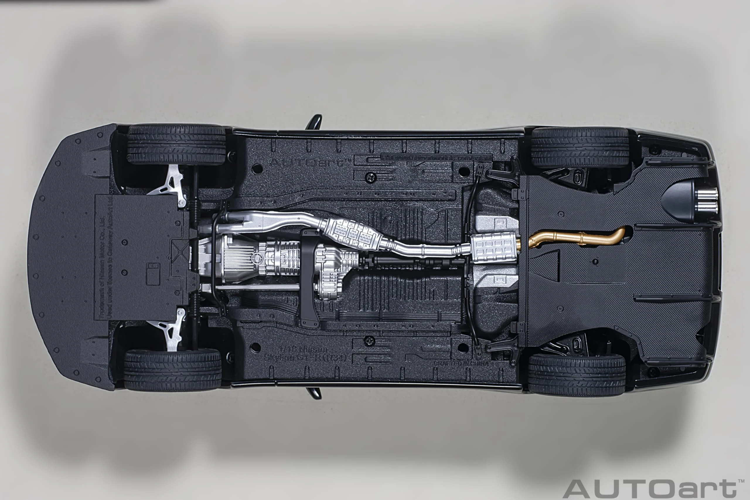 AUTOart 1:18 Nissan Skyline GT-R (R34) V-Spec II in Black Pearl - Image 8