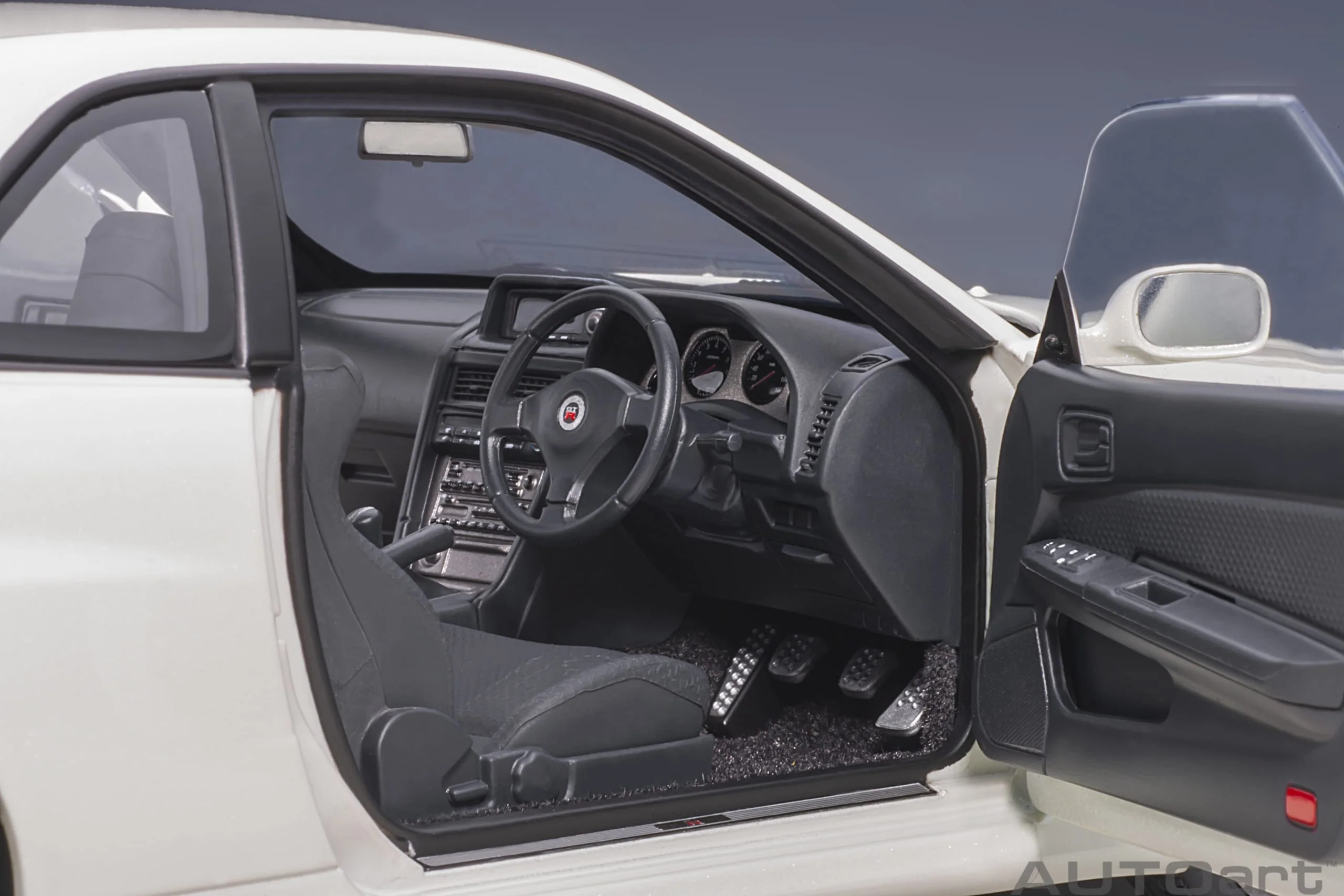 AUTOart 1:18 Nissan Skyline GT-R (R34) V-Spec II in White Pearl - Image 10
