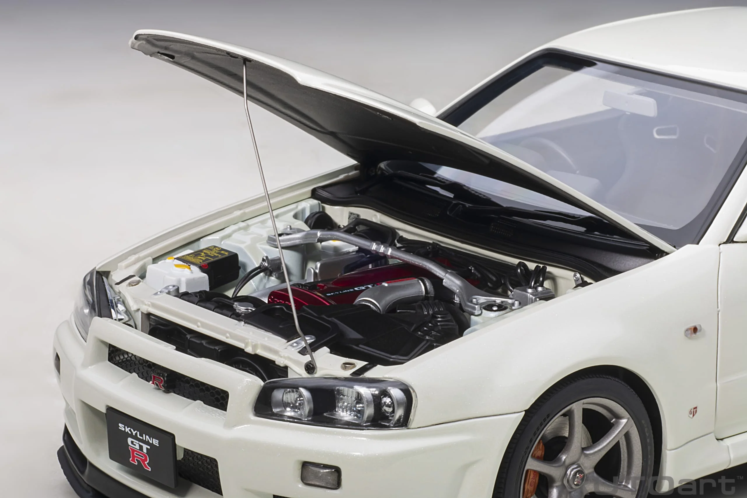 AUTOart 1:18 Nissan Skyline GT-R (R34) V-Spec II in White Pearl - Image 11
