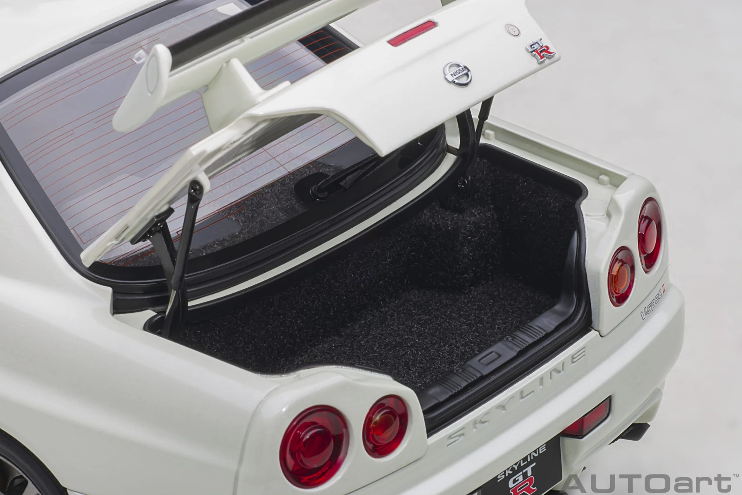 AUTOart 1:18 Nissan Skyline GT-R (R34) V-Spec II in White Pearl - Image 12