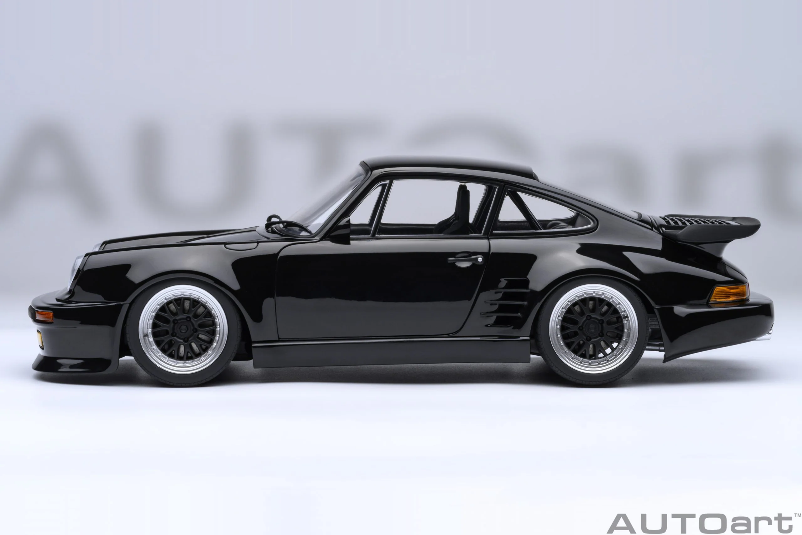 AUTOart 1:18 Porsche 911 (930) Turbo Wangan Midnight “Blackbird” Comic Version 1 - Image 3