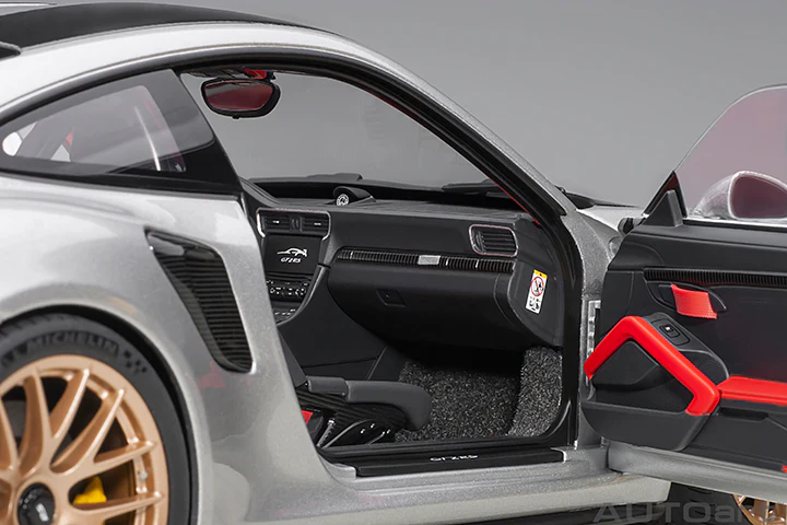 AUTOart 1:18 Porsche 911 (991.2) GT2 RS Weissach Package in GT Silver - Image 6