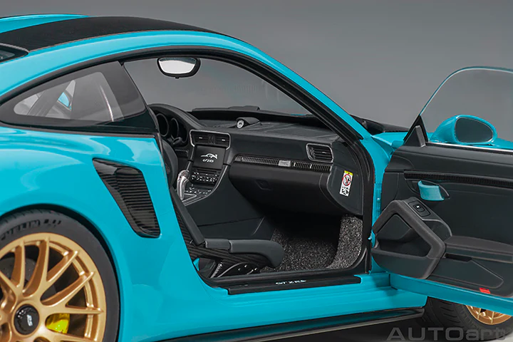 AUTOart 1:18 Porsche 911 (991.2) GT2 RS Weissach Package in Miami Blue - Image 6