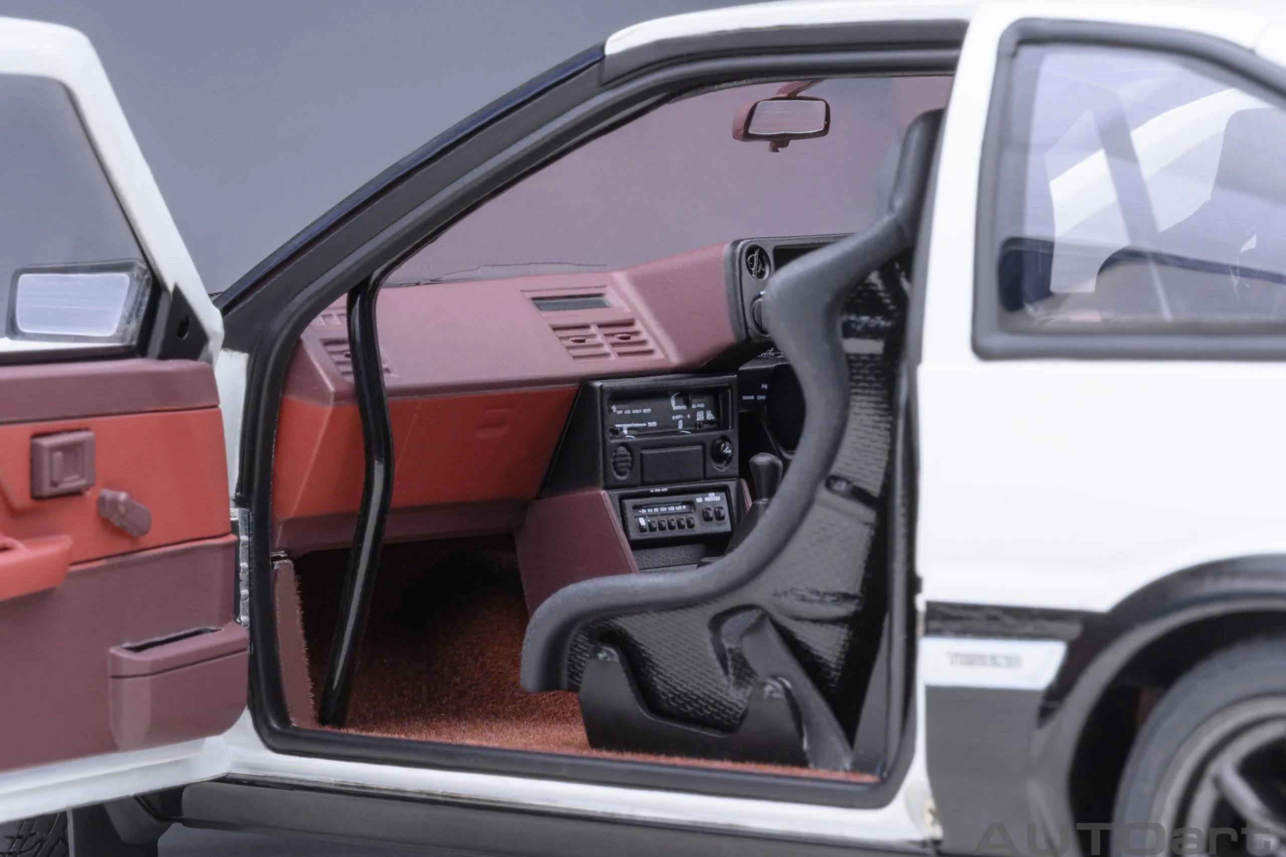 AUTOart 1:18 Toyota Sprinter Trueno (AE86) “Project D” Final Version - Image 4