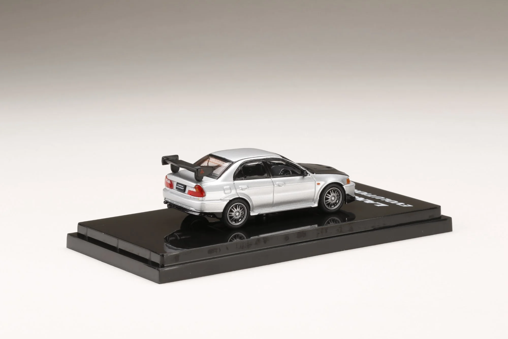 Hobby Japan 1:64 Mitsubishi Lancer GSR Evolution 5 (CP9A) 1998 Customized Version in Silver - Image 2