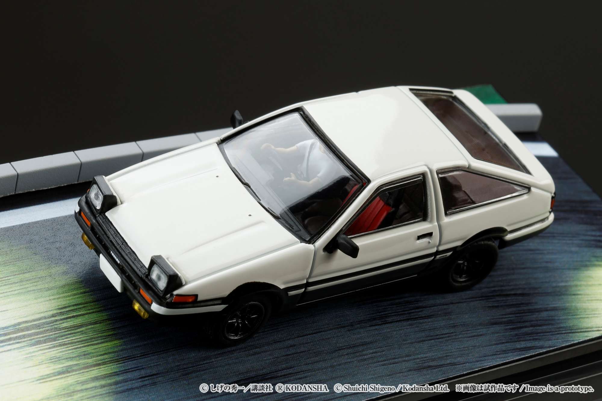 Hobby Japan 1:64 Toyota SPRINTER TRUENO GT APEX AE86 / INITIAL D VS Ryosuke Takahashi With Takumi Fujiwara Figure - Image 11
