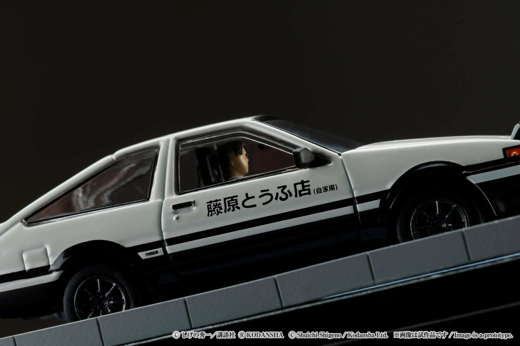 Hobby Japan 1:64 Toyota SPRINTER TRUENO GT APEX AE86 / INITIAL D VS Ryosuke Takahashi With Takumi Fujiwara Figure - Image 13
