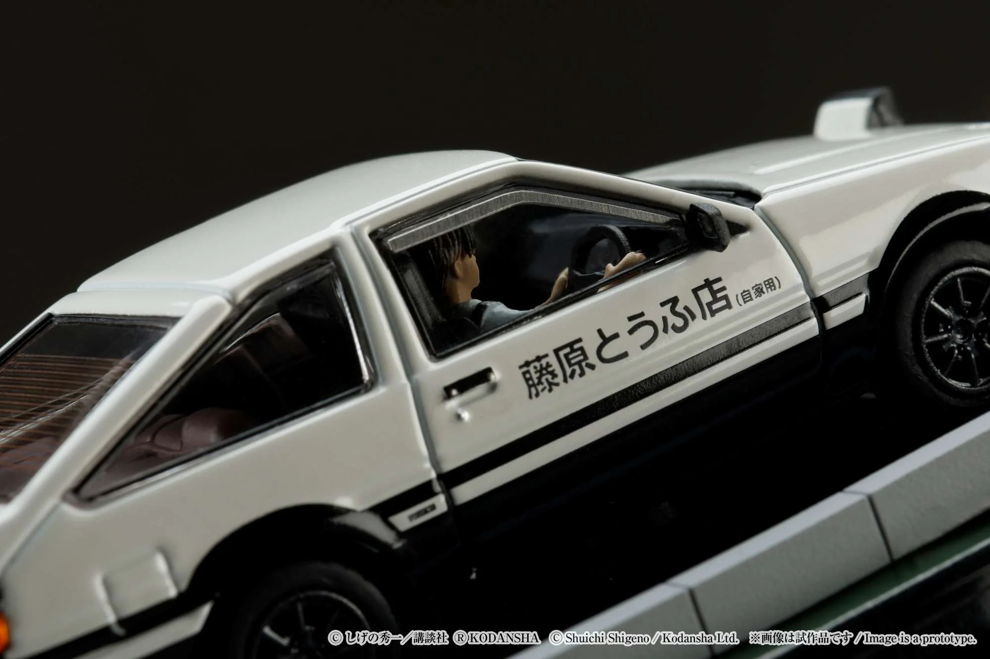 Hobby Japan 1:64 Toyota SPRINTER TRUENO GT APEX AE86 / INITIAL D VS Ryosuke Takahashi With Takumi Fujiwara Figure - Image 14