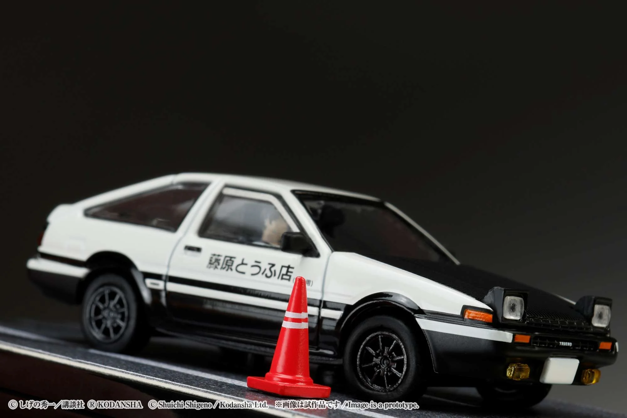 Hobby Japan 1:64 Toyota SPRINTER TRUENO GT APEX AE86 / INITIAL D VS Tomoyuki Tachi With Takumi Fujiwara Figure - Image 10