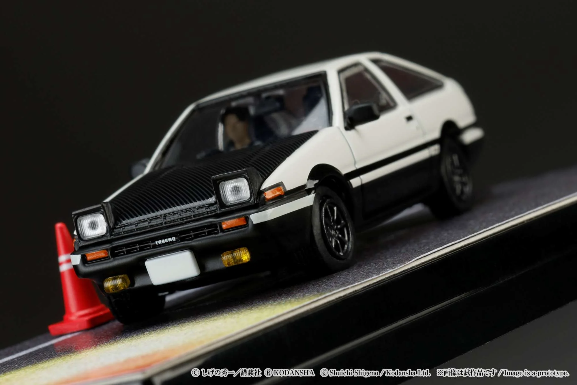 Hobby Japan 1:64 Toyota SPRINTER TRUENO GT APEX AE86 / INITIAL D VS Tomoyuki Tachi With Takumi Fujiwara Figure - Image 11