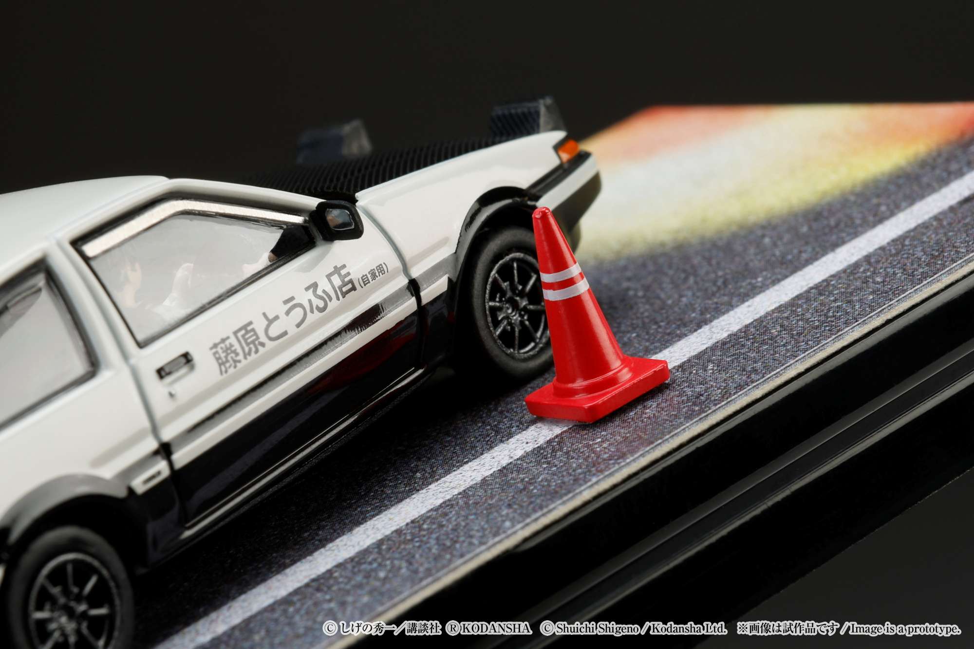 Hobby Japan 1:64 Toyota SPRINTER TRUENO GT APEX AE86 / INITIAL D VS Tomoyuki Tachi With Takumi Fujiwara Figure - Image 12