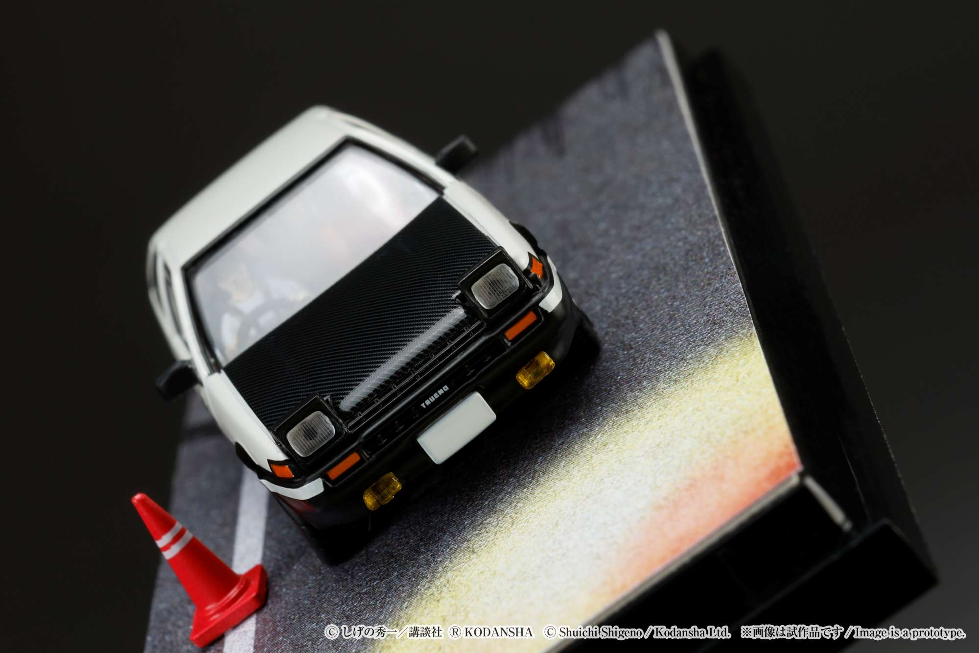 Hobby Japan 1:64 Toyota SPRINTER TRUENO GT APEX AE86 / INITIAL D VS Tomoyuki Tachi With Takumi Fujiwara Figure - Image 13
