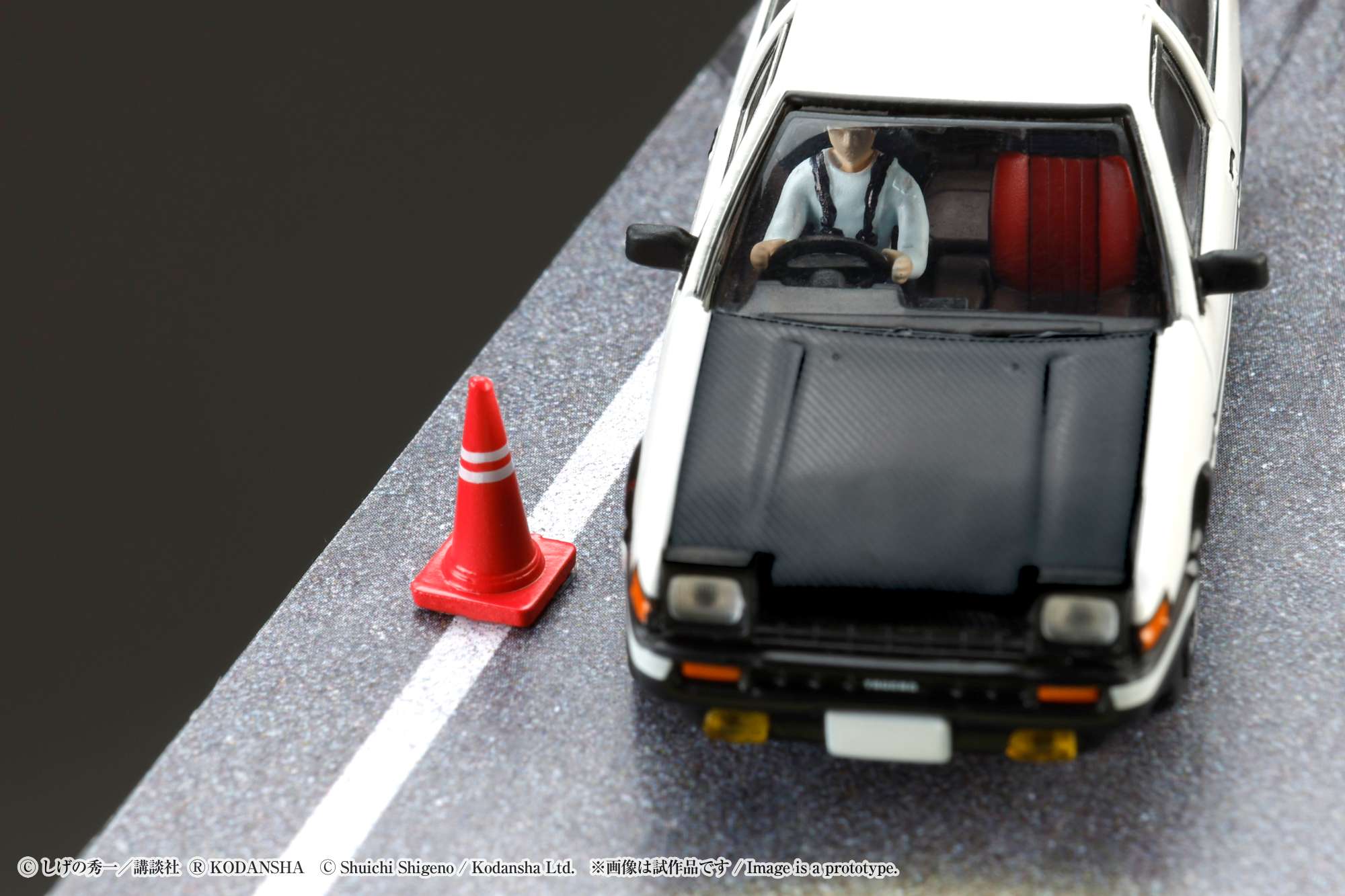 Hobby Japan 1:64 Toyota SPRINTER TRUENO GT APEX AE86 / INITIAL D VS Tomoyuki Tachi With Takumi Fujiwara Figure - Image 14