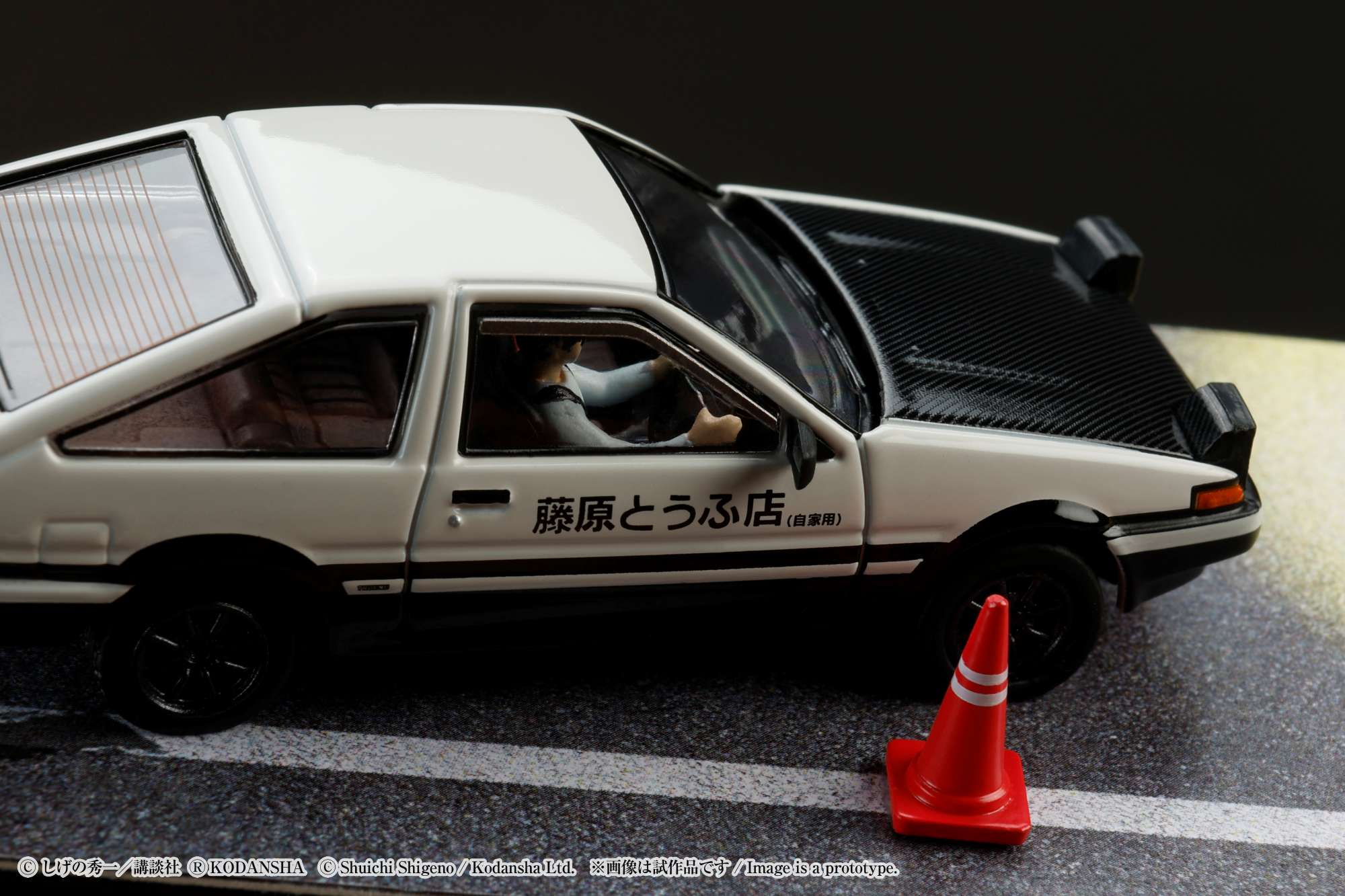 Hobby Japan 1:64 Toyota SPRINTER TRUENO GT APEX AE86 / INITIAL D VS Tomoyuki Tachi With Takumi Fujiwara Figure - Image 15