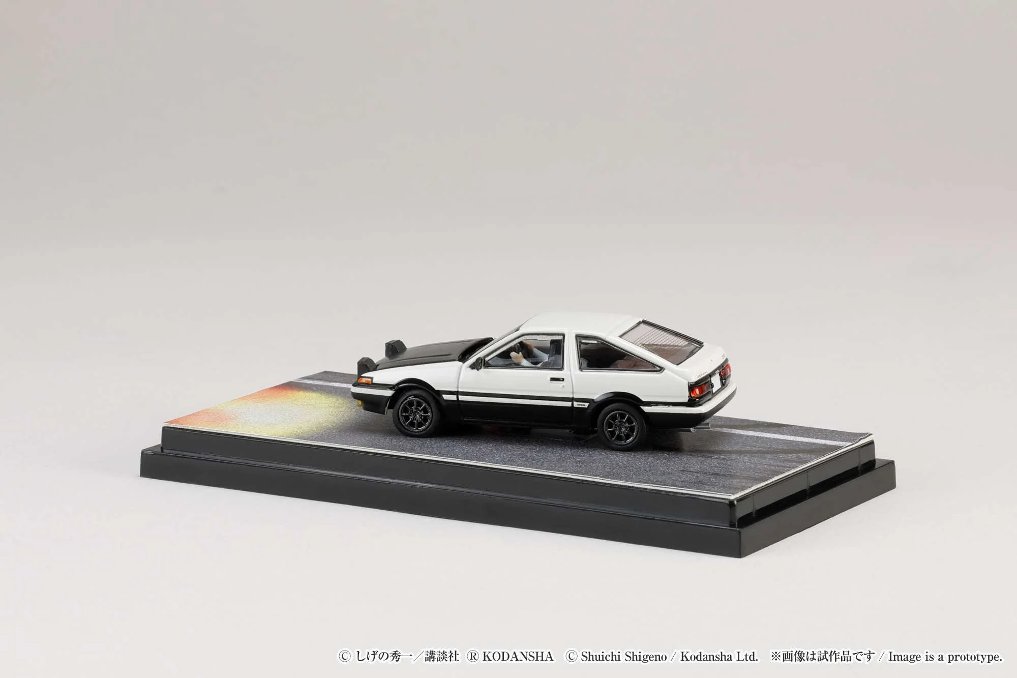 Hobby Japan 1:64 Toyota SPRINTER TRUENO GT APEX AE86 / INITIAL D VS Tomoyuki Tachi With Takumi Fujiwara Figure - Image 7