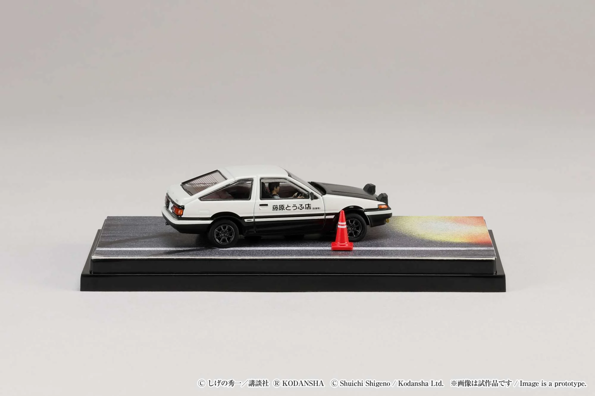 Hobby Japan 1:64 Toyota SPRINTER TRUENO GT APEX AE86 / INITIAL D VS Tomoyuki Tachi With Takumi Fujiwara Figure - Image 8