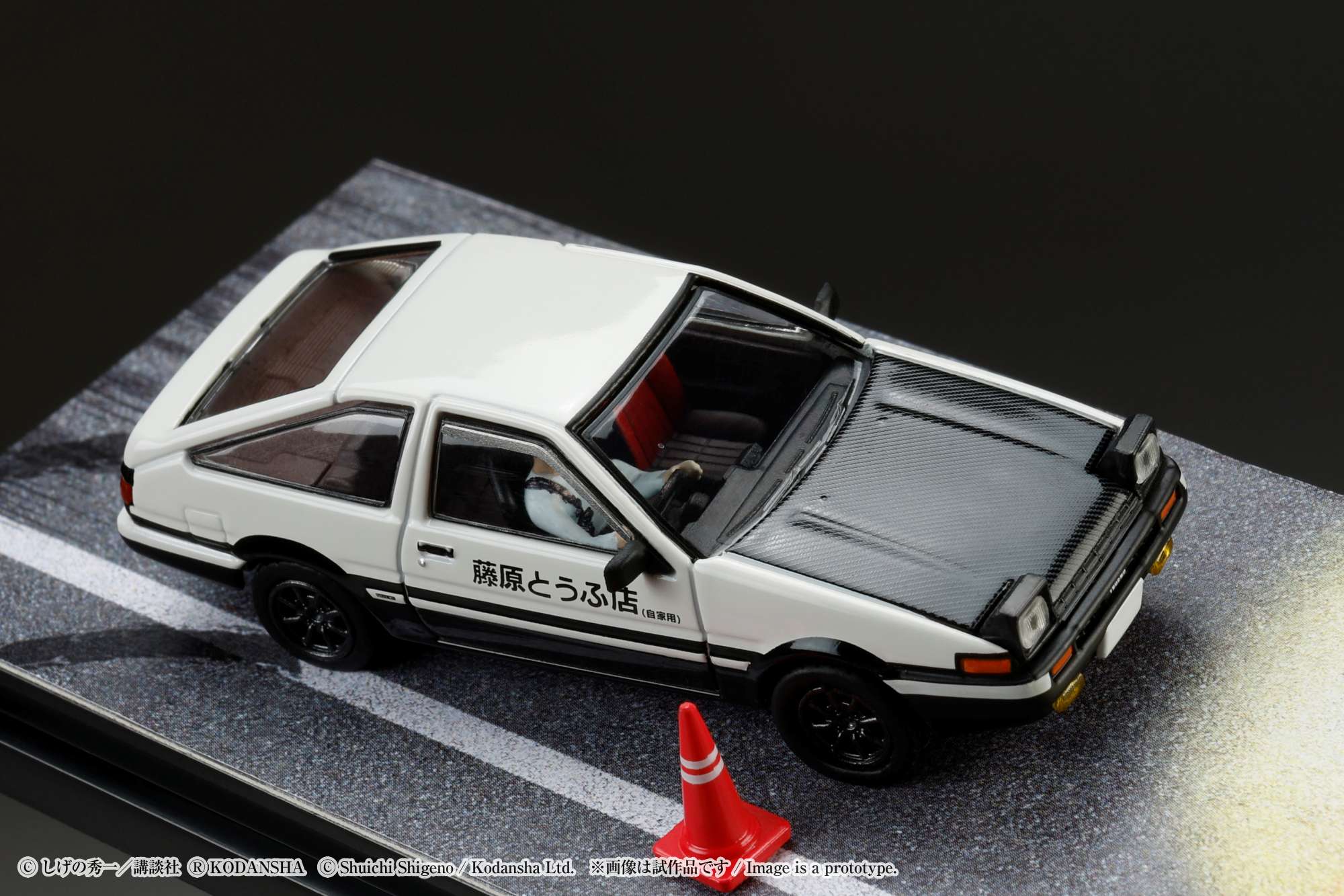 Hobby Japan 1:64 Toyota SPRINTER TRUENO GT APEX AE86 / INITIAL D VS Tomoyuki Tachi With Takumi Fujiwara Figure - Image 9