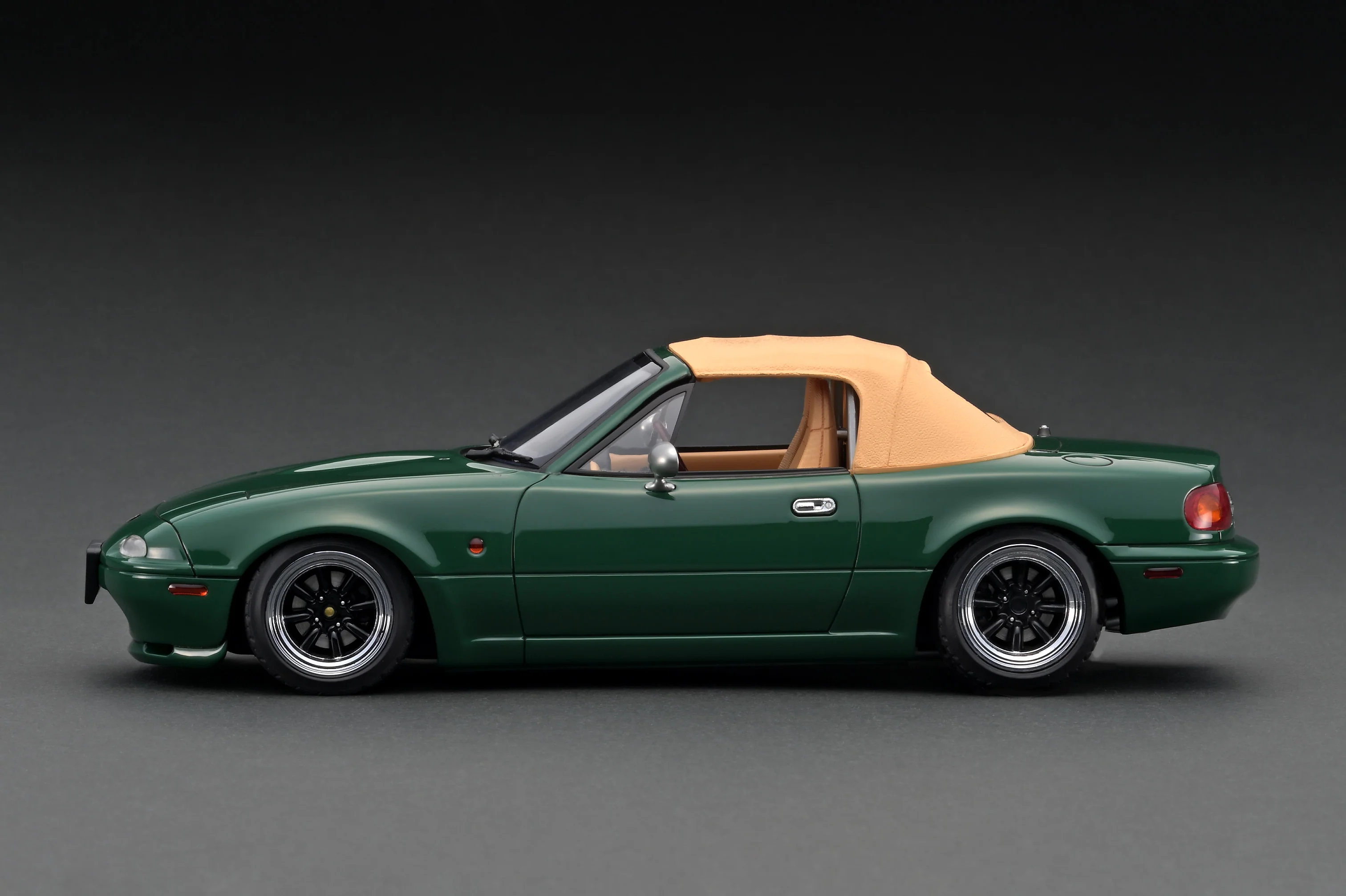 Ignition Model 1:18 Mazda EUNOS Roadster (NA) in Green - Image 2