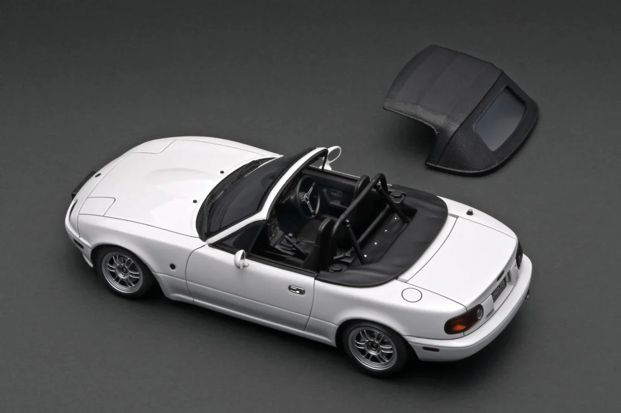 Ignition Model 1:18 Mazda EUNOS Roadster (NA) in White - Image 3
