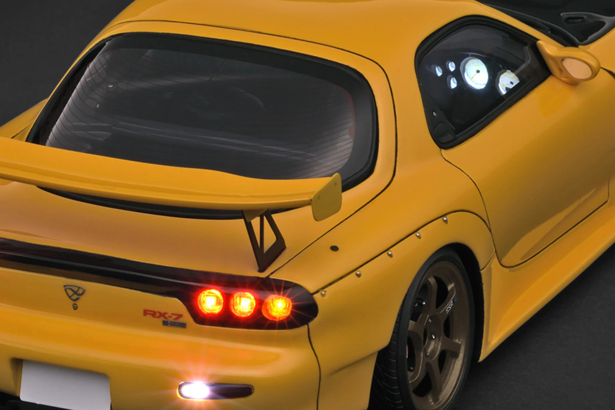 Ignition Model 1:18 Mazda RX-7 (FD3S) INITIAL D in Yellow with LED Lights - Image 6