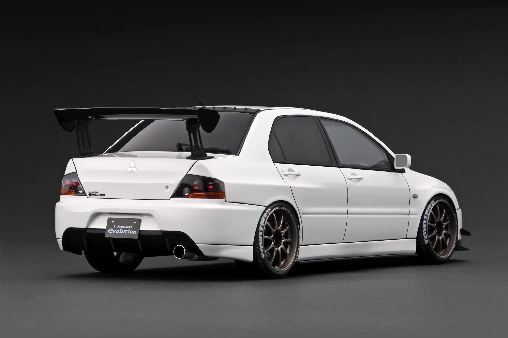 Ignition Model 1:18 Mitsubishi Lancer Evolution IX (CT9A) in White with NO ENGINE DISPLAY! - Image 2