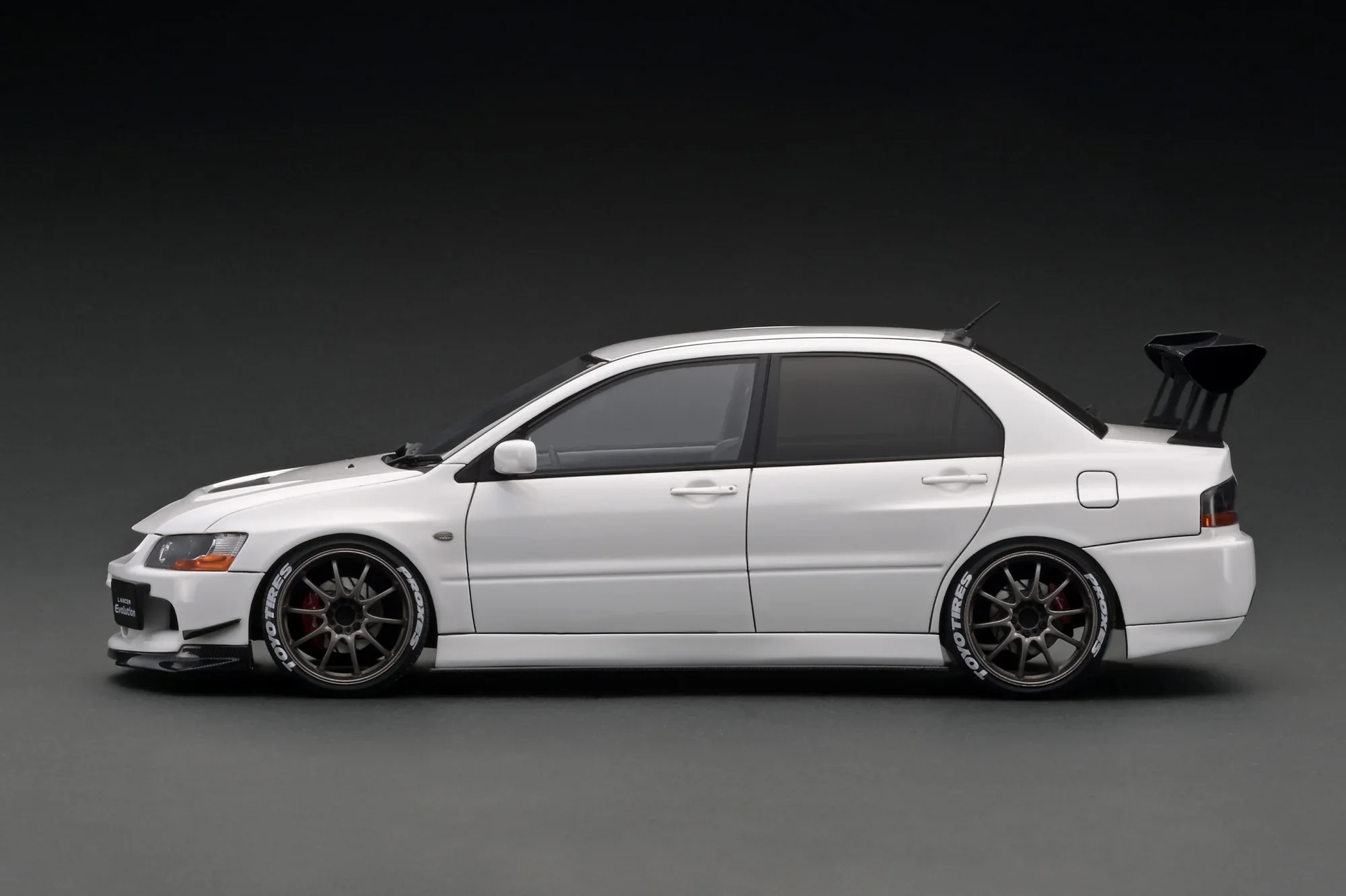 Ignition Model 1:18 Mitsubishi Lancer Evolution IX (CT9A) in White with NO ENGINE DISPLAY! - Image 3