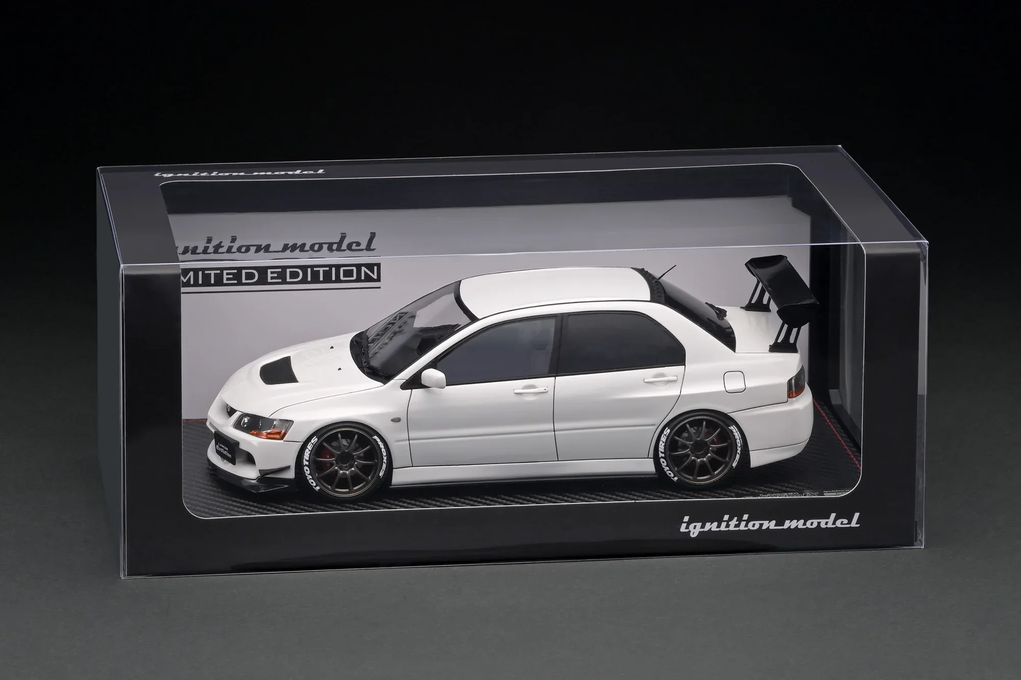 Ignition Model 1:18 Mitsubishi Lancer Evolution IX (CT9A) in White with NO ENGINE DISPLAY! - Image 4