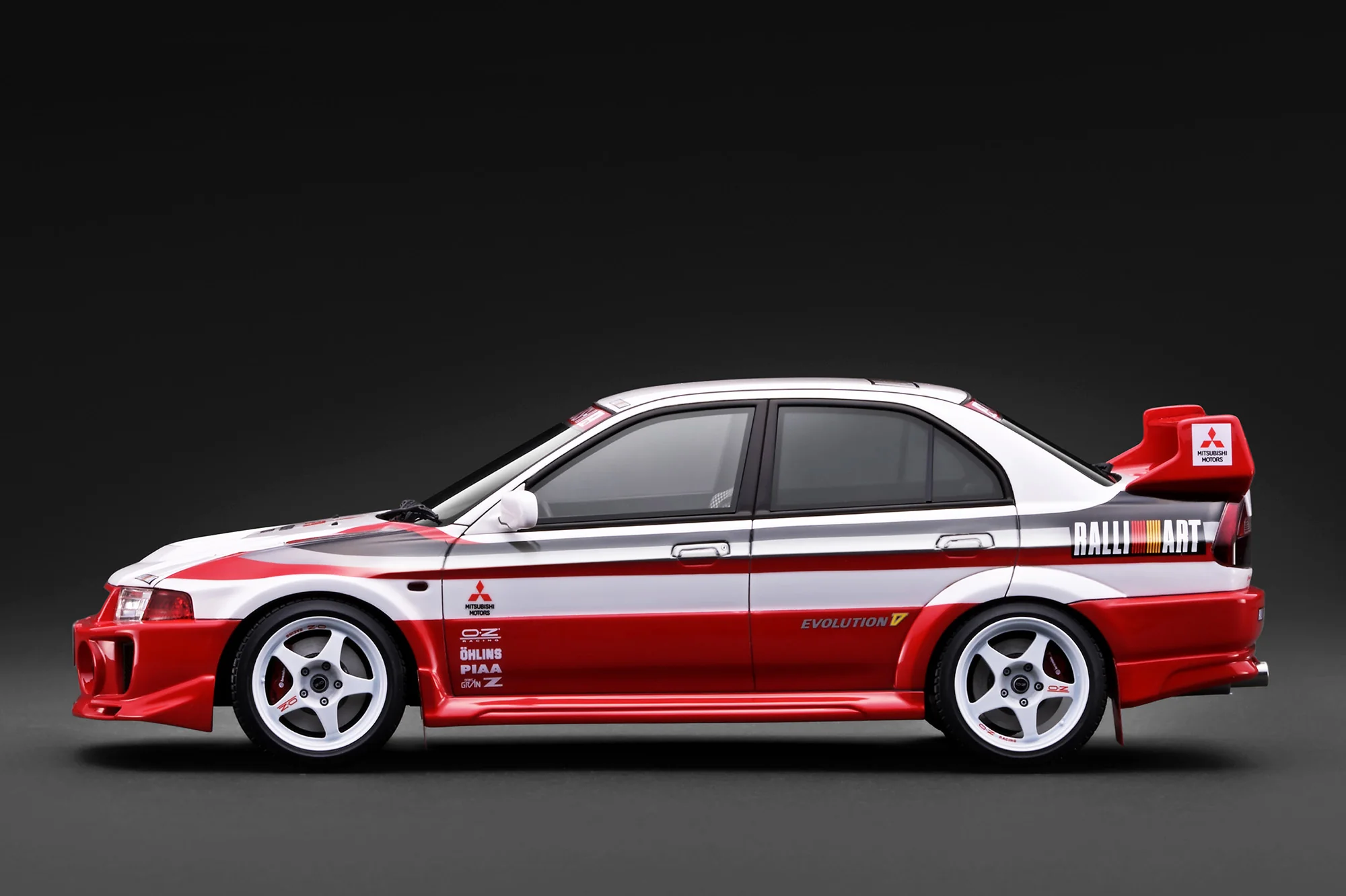 *PREORDER* Ignition Model 1:18 Mitsubishi Lancer Evolution V (CP9A) in White / Red - Image 2
