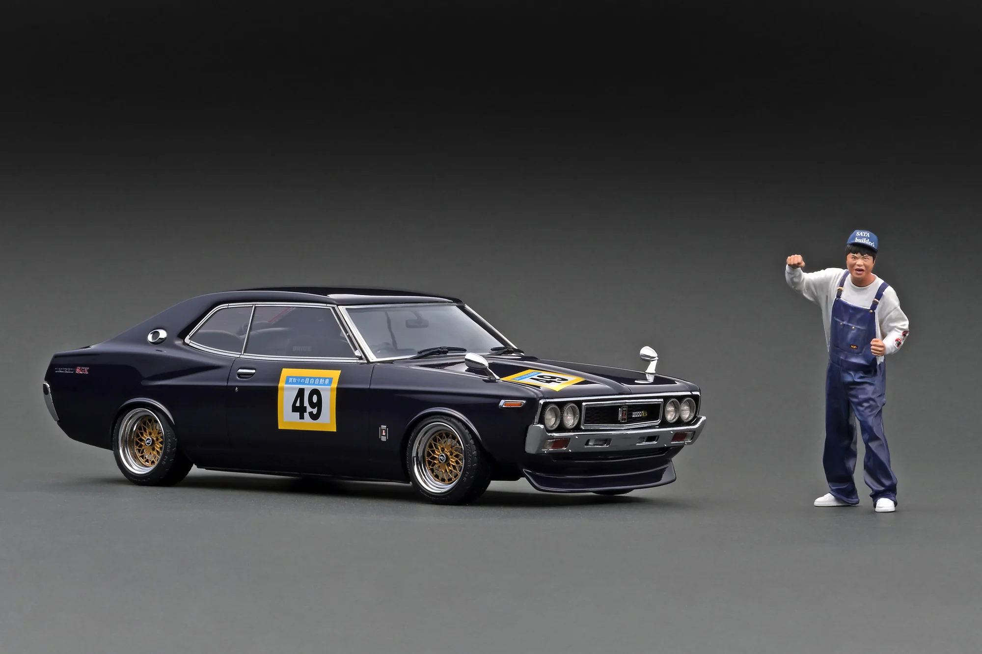 Ignition Model 1:18 Nissan Laurel 2000SGX (C130) Purple Circuit Ver. With Mr. Sata Figure