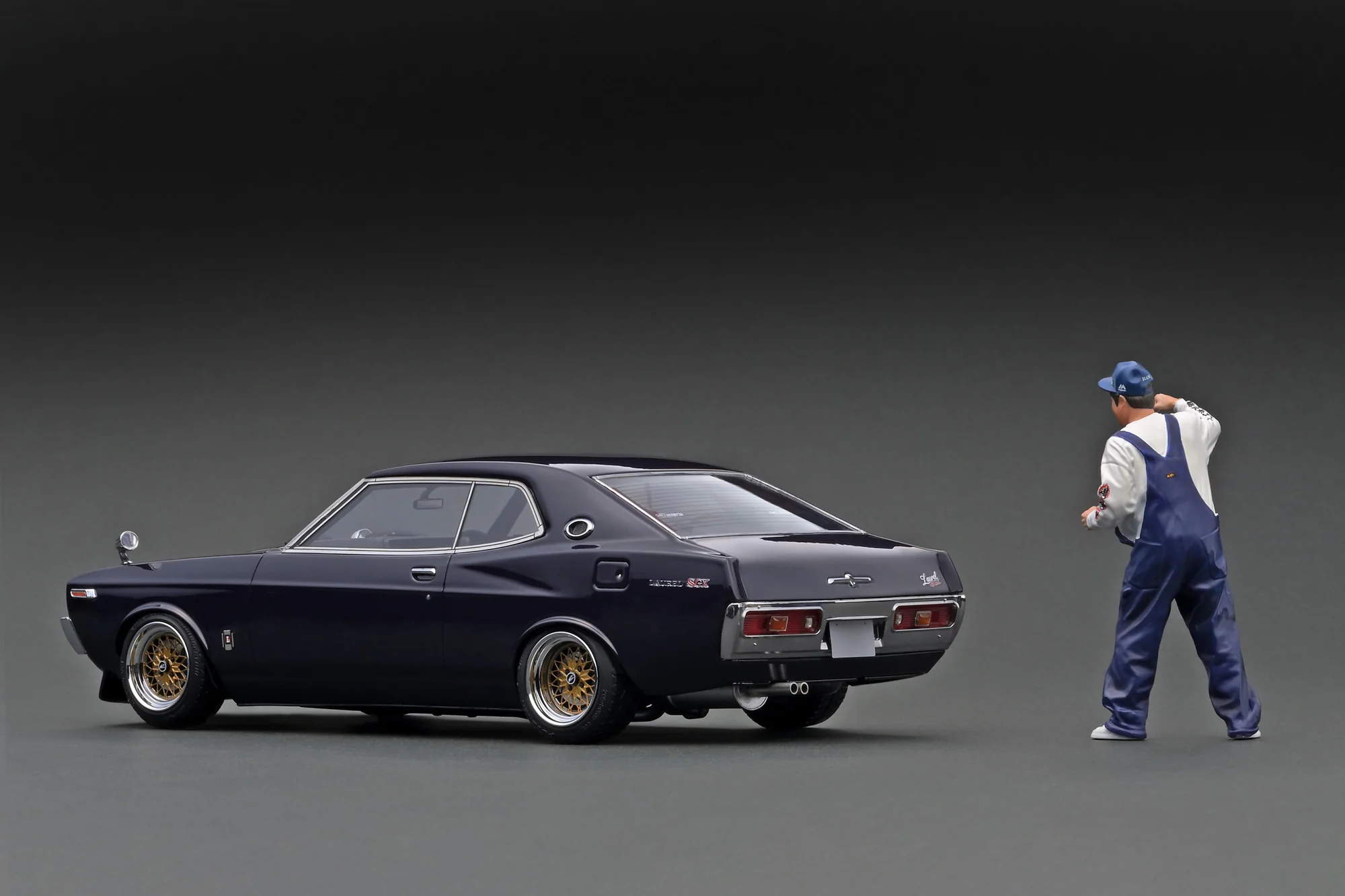 Ignition Model 1:18 Nissan Laurel 2000SGX (C130) Purple Circuit Ver. With Mr. Sata Figure - Image 2