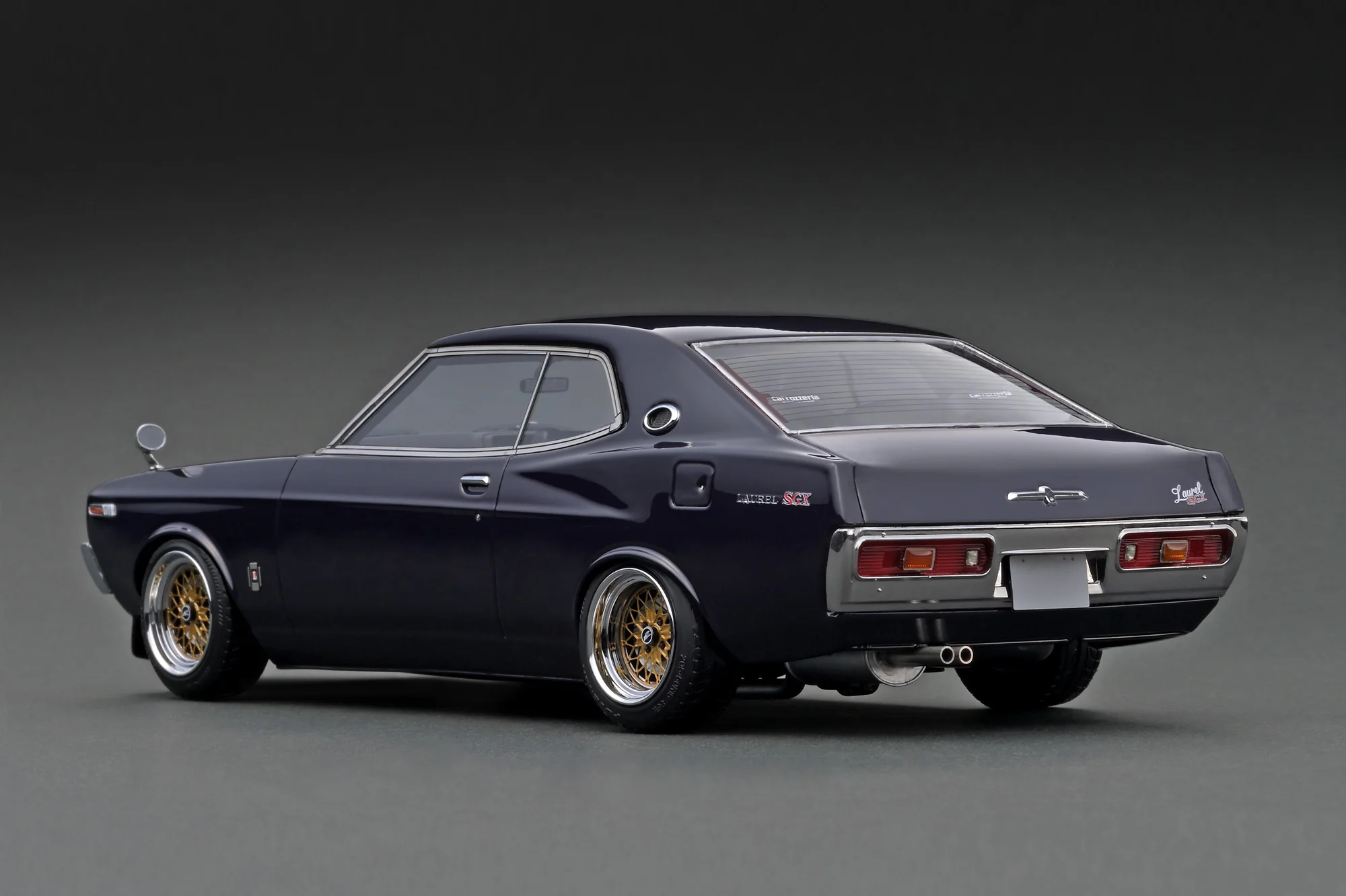 Ignition Model 1:18 Nissan Laurel 2000SGX (C130) Purple Circuit Ver. With Mr. Sata Figure - Image 5