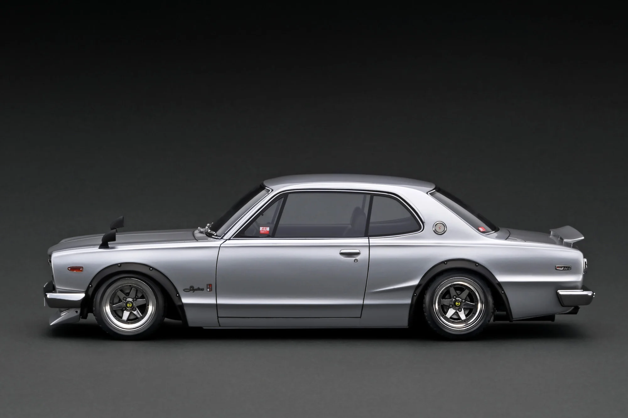 Ignition Model 1:18 Nissan Skyline 2000 GT-R (KPGC10) in Silver with S20 Engine Display - Image 3