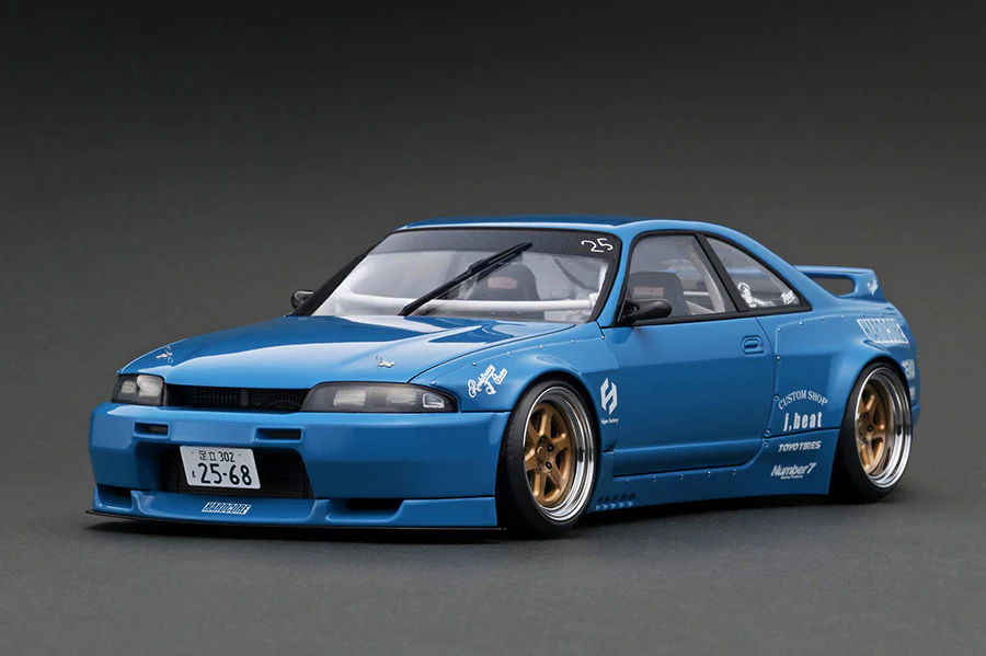 Ignition Model 1:18 Nissan Skyline GT-R (BCNR33) PANDEM in Blue with Skate Board - Image 2