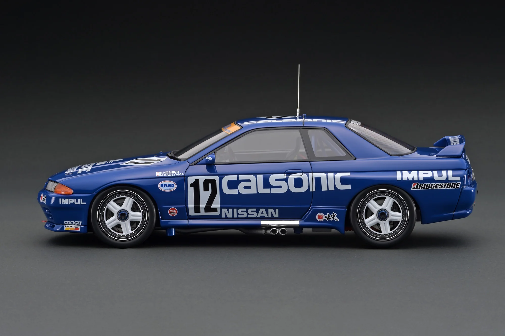 Ignition Model 1:18 Nissan Skyline GT-R (BNR32) CALSONIC #12 1992 JTC with Mr. Hoshino Figure - Image 3