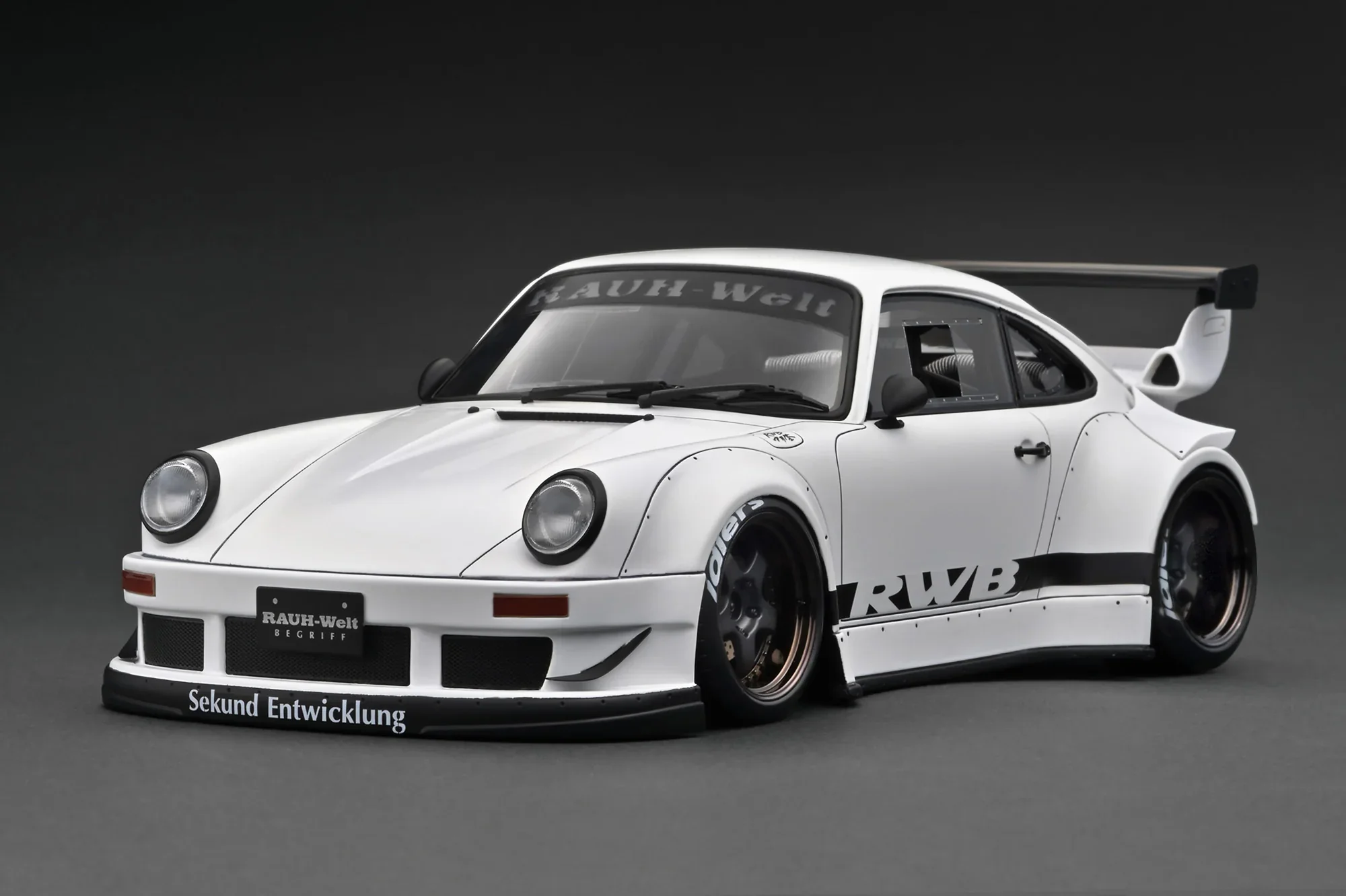 Ignition Model 1:18 Porsche 930 in Matte White